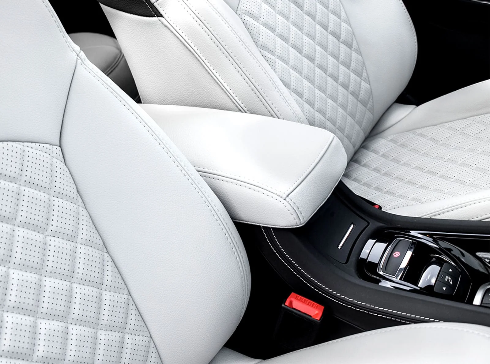 Auto-interieur met custom-fit stoelhoezen van Individual Auto Design